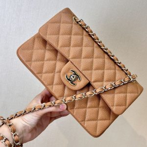 Chanel Mini Flap Bag i spegelkvalitet - Premium replika med äkta läder 979956690 - front view | Chanel